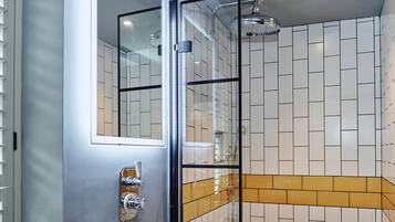 Comfort Double Room | Bathroom | Free toiletries, hair dryer, slippers, towels