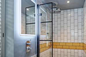 Comfort Double Room | Bathroom | Free toiletries, hair dryer, slippers, towels - The Kings Arms (Egham)