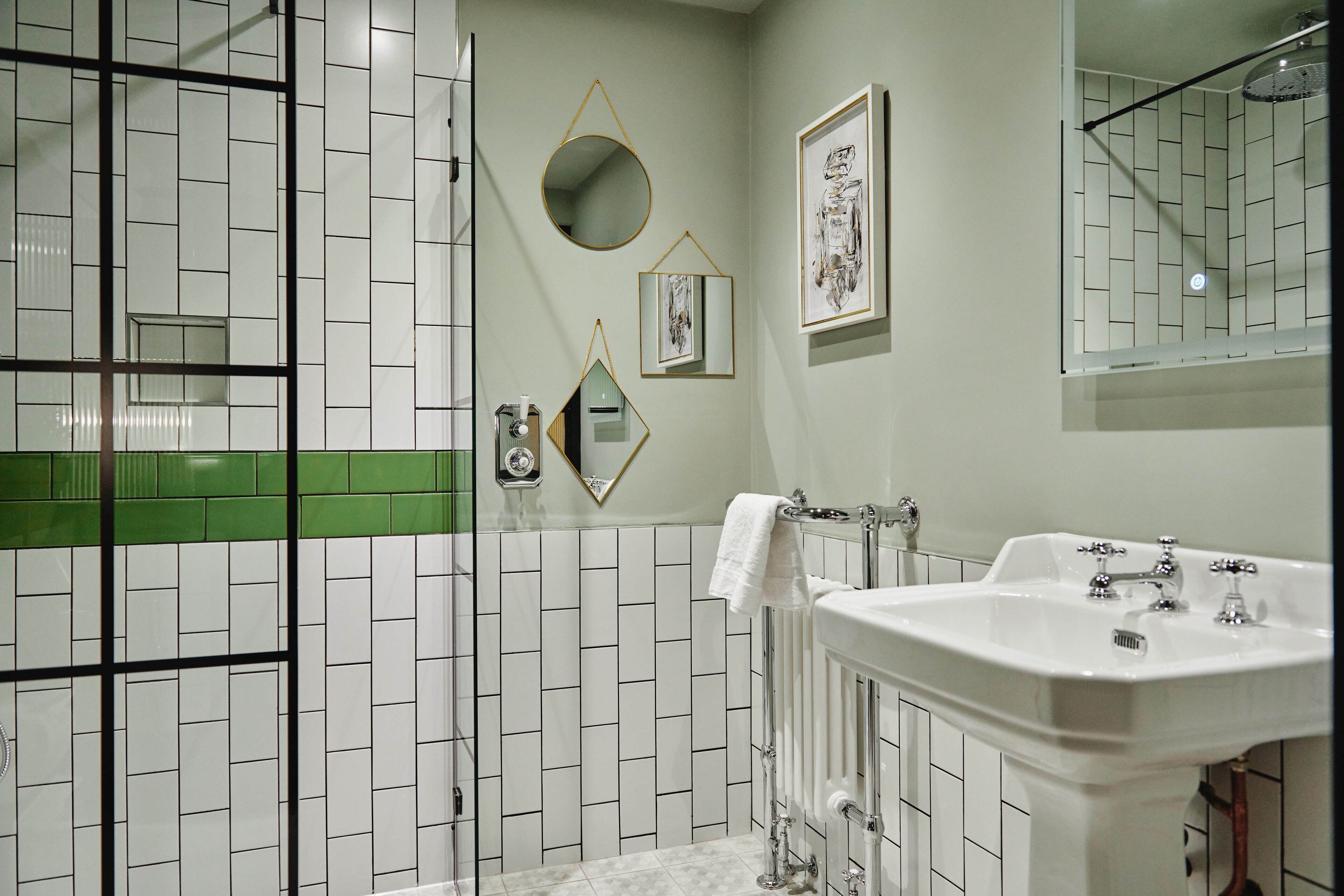 Deluxe Double Room | Bathroom | Free toiletries, hair dryer, slippers, towels