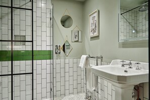 Deluxe Double Room | Bathroom | Free toiletries, hair dryer, slippers, towels - The Kings Arms (Egham)