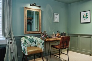 Executive Double Room | Premium bedding, in-room safe, iron/ironing board, free WiFi - The Kings Arms (Egham)