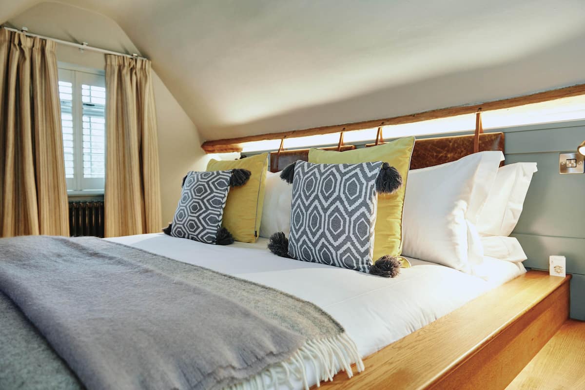 أغطية فراش متميزة وخزنة داخل الغرفة ومكواة/لوح كي وواي فاي مجانًا