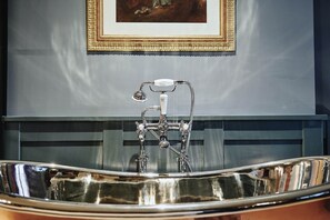 Premium Studio | Bathroom | Free toiletries, hair dryer, slippers, towels - The Kings Arms (Egham)