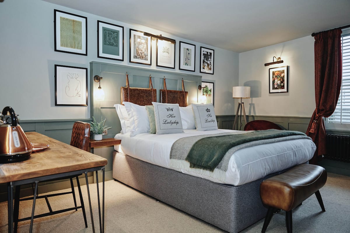 Deluxe Double Room | 1 bedroom, premium bedding, in-room safe, iron/ironing board