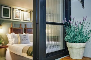 Deluxe Double Room | Premium bedding, in-room safe, iron/ironing board, free WiFi - The Kings Arms (Egham)