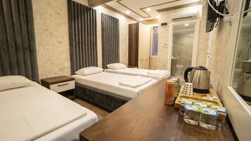 Tabla de planchar con plancha, wifi gratis y ropa de cama