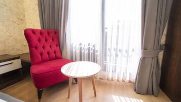 Tabla de planchar con plancha, wifi gratis y ropa de cama