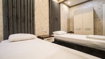 Tabla de planchar con plancha, wifi gratis y ropa de cama