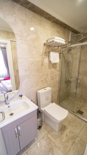 Shower, hair dryer, slippers, towels - Dymar Hotel (Istanbul)