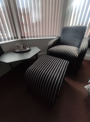 Caja de seguridad en la habitación, escritorio y cortinas blackout