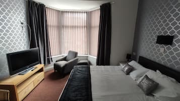 Caja de seguridad en la habitación, escritorio y cortinas blackout