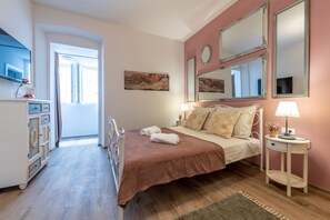 Decoració individual, mobiliari individual i cortines opaques 