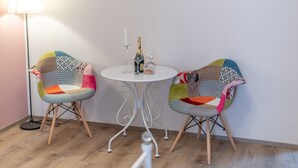 A small room with two colorful chairs, a white table, and a floor lamp. - Old City Studios 2 - Adults only (Pula)