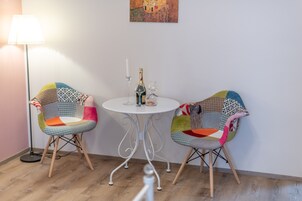 Decoración personalizada, muebles diferentes y cortinas blackout 
