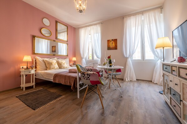 Individually decorated, individually furnished, blackout drapes - Old City Studios 2 - Adults only (Pula)