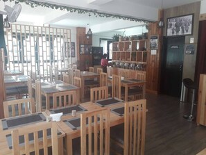 อาหารเช้าแบบคอนติเนนทัลทุกวัน (คิดค่าบริการ)