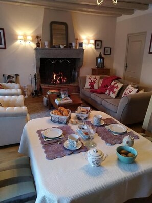 Free daily continental breakfast - Les Bessonnes (Saint-Georges-Haute-Ville)