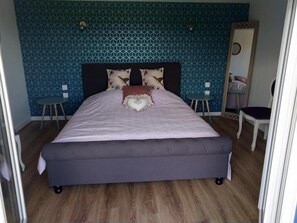Quarto casal, vista para o jardim | Escrivaninha, Wi-Fi de cortesia, roupa de cama