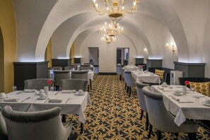 Desayuno buffet (EUR 25 por persona) 