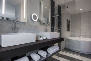 Badkar och dusch, gratis toalettartiklar, hårtork och badrock