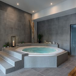 Indoor spa tub