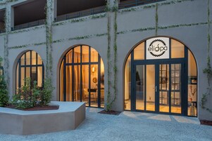 Sauna, hot tub, steam room, body treatments, aromatherapy, body scrubs