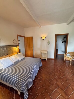1 bedroom, bed sheets