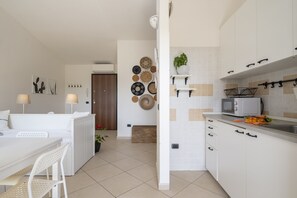 Fridge, oven, coffee/tea maker, toaster