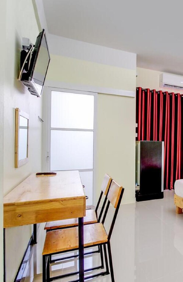 Desk, free WiFi, bed sheets