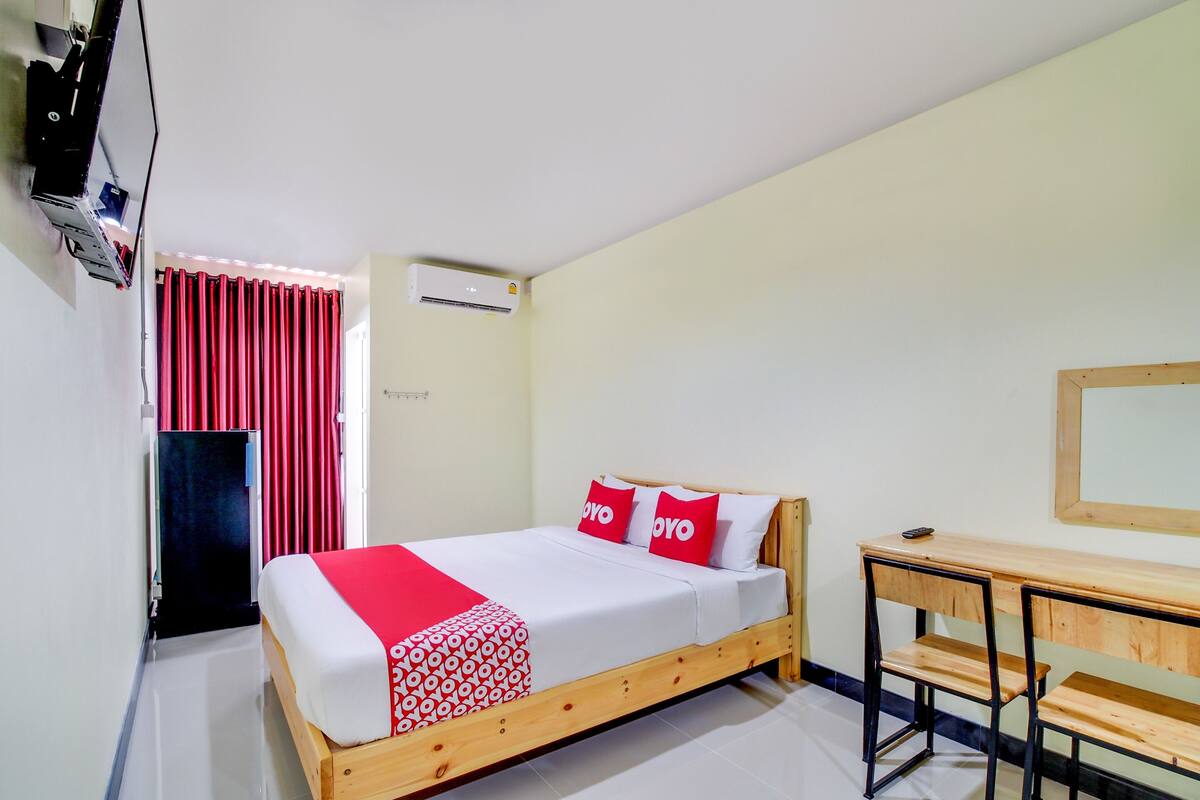 Desk, free WiFi, bed sheets