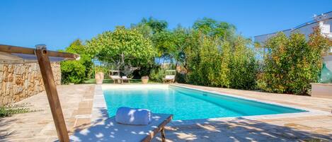 Utendørsbasseng og solsenger