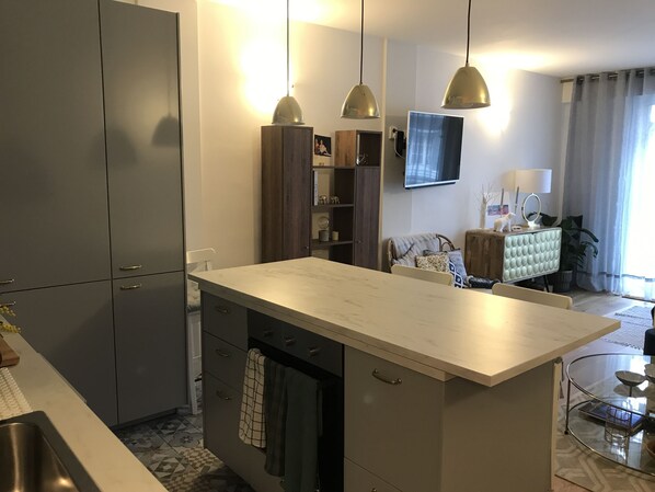 Microwave, dishwasher, coffee/tea maker, cookware/dishes/utensils