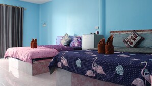 Un dormitorio con dos camas, un tocador y una mesita de noche.