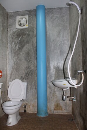 A bathroom with a toilet, sink, and shower. - OYO 830 Kohlarn Mountain (Koh Lan)
