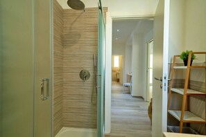 Dusche, Haartrockner, Bidet, Handtücher