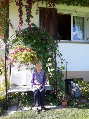 Property grounds - Double room (type A) Z-NR. 1 - Greber Christine - bed and breakfast Fernblick (Schoppernau)