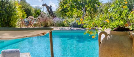 Utendørsbasseng og solsenger