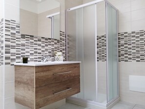 Ensemble douche/baignoire, sèche-cheveux, bidet, serviettes fournies