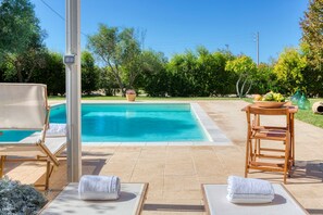 Piscine extérieure, chaises longues