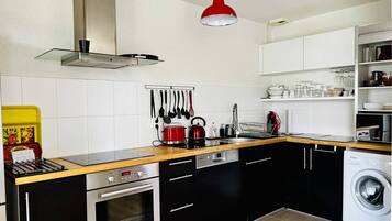 Réfrigérateur, micro-ondes, four, plaque de cuisson