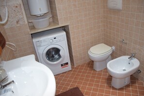 Haartrockner, Handtücher, Seife, Toilettenpapier