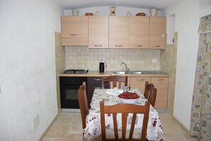 Oven, stovetop, high chair - Sunflower Trullo - Domrose Residence (Locorotondo)
