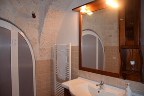 Asciugacapelli, asciugamani, sapone, carta igienica