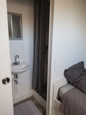 Een douche, een haardroger, handdoeken, zeep