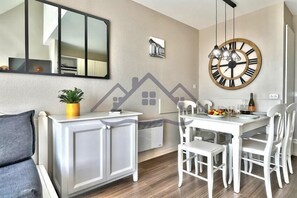 Dining - One-bedroom apartment with balcony, sea view and pool (Guilvinec)