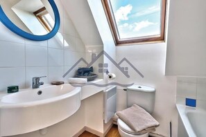 Badewanne, Haartrockner, Handtücher