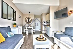 TV - One-bedroom apartment with balcony, sea view and pool (Guilvinec)