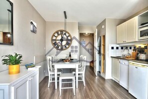 Fridge, microwave, stovetop, coffee/tea maker - One-bedroom apartment with balcony, sea view and pool (Guilvinec)