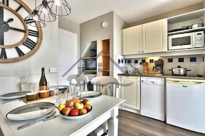 Fridge, microwave, stovetop, coffee/tea maker - One-bedroom apartment with balcony, sea view and pool (Guilvinec)