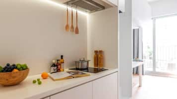 Loft | Private kitchen | Fridge, stovetop, electric kettle, cookware/dishes/utensils